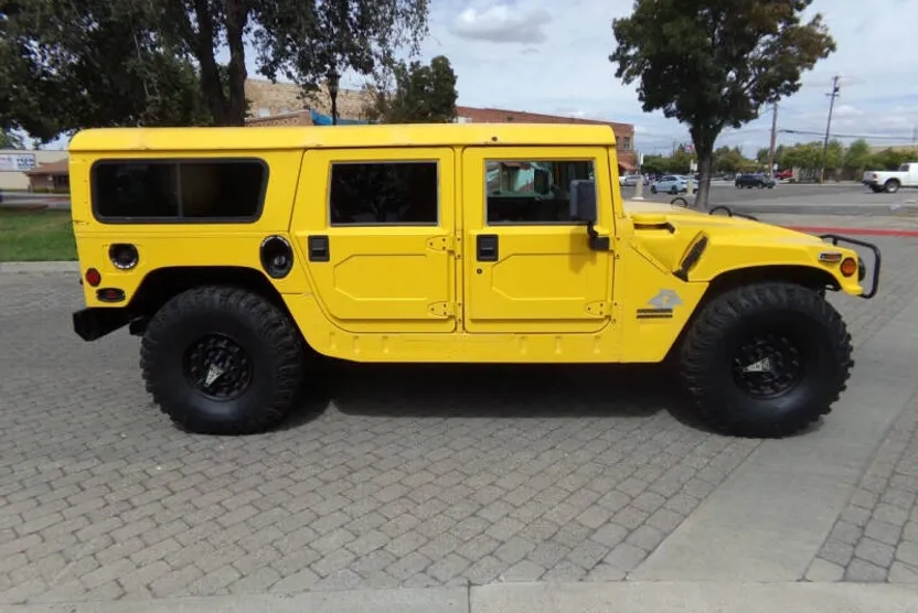 2000 Hummer H1 1 1/4 ton photo 1