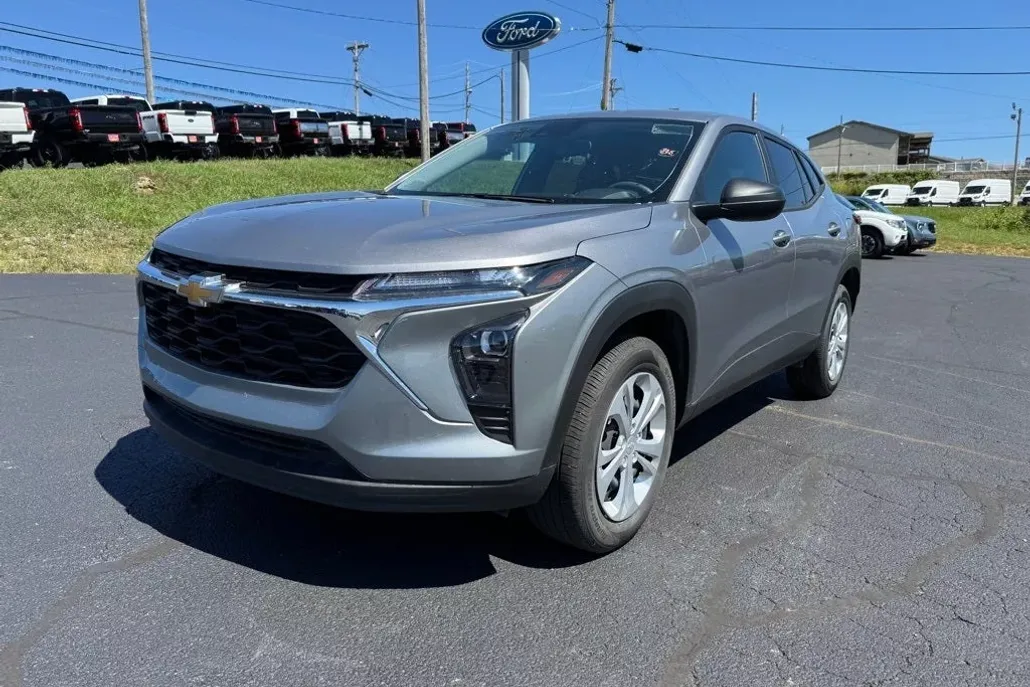 2025 Chevrolet Trax LS photo 1