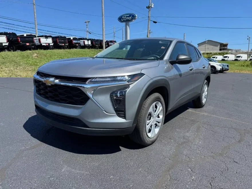2025 Chevrolet Trax LS photo 1
