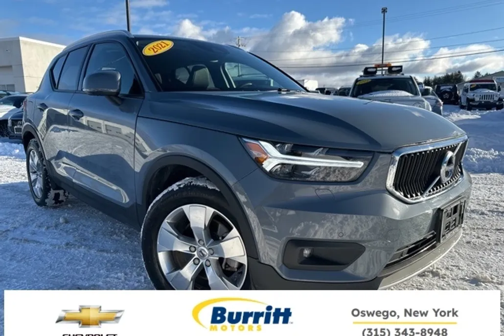 2021 Volvo XC40 Momentum photo 1