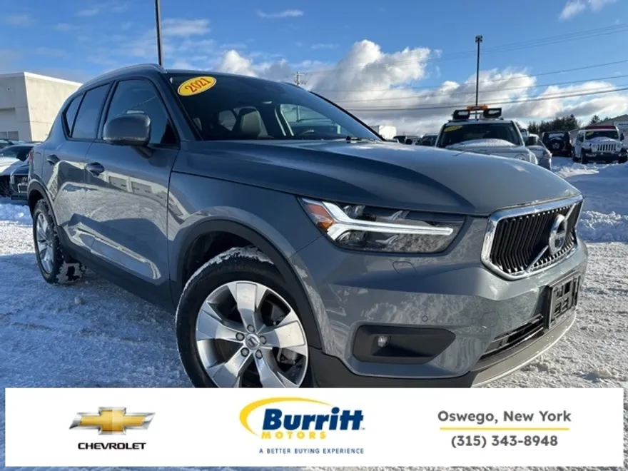 2021 Volvo XC40 Momentum photo 1
