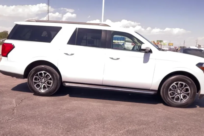 2023 Ford Expedition MAX XLT photo 1