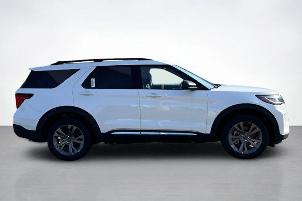 2025 Ford Explorer photo 1