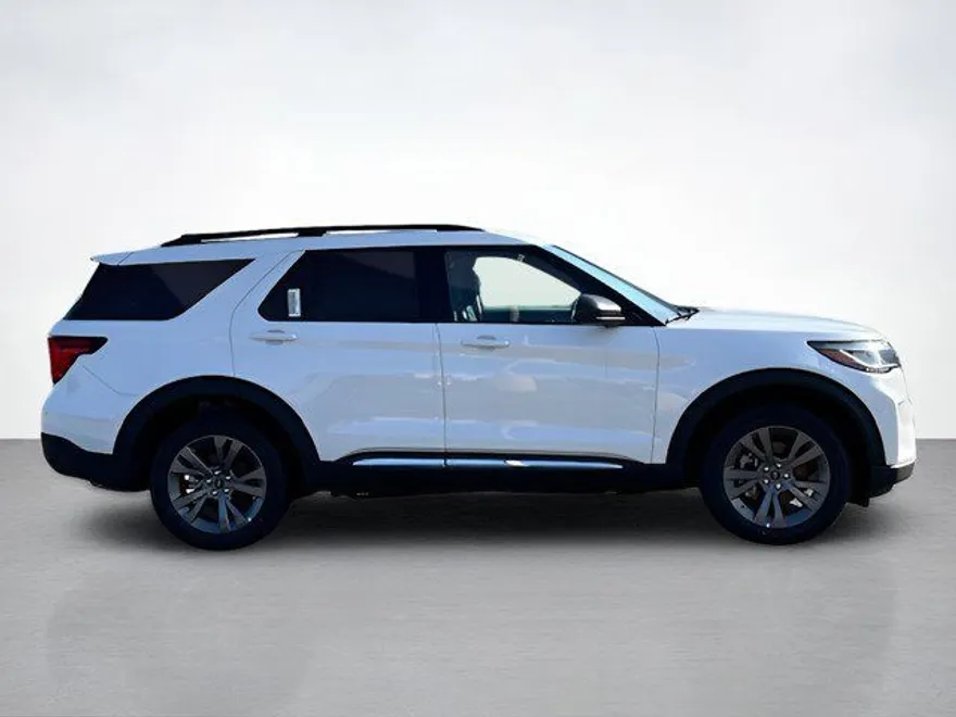 2025 Ford Explorer photo 1