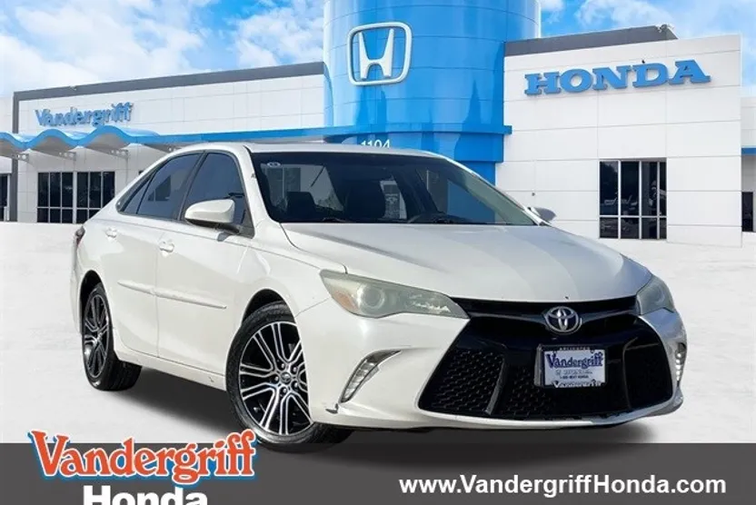2016 Toyota Camry SE photo 1