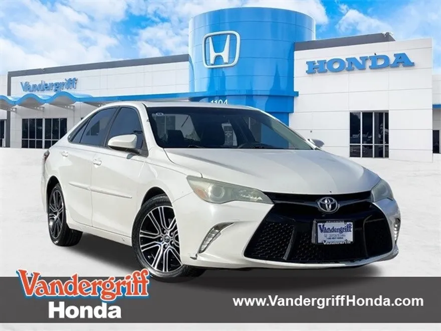 2016 Toyota Camry SE photo 1