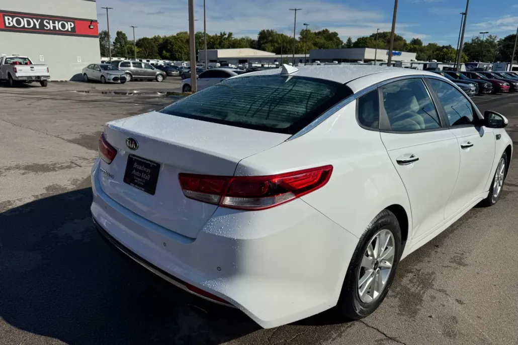 2018 Kia Optima LX photo 1