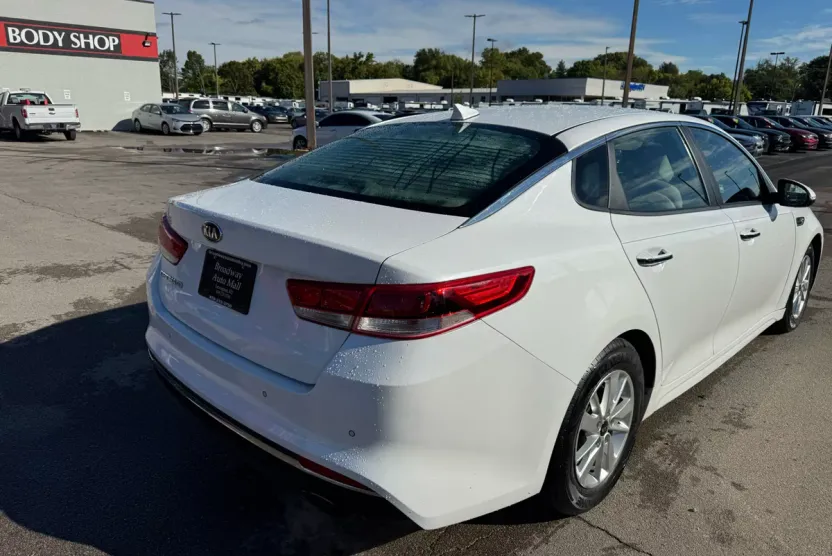 2018 Kia Optima LX photo 1