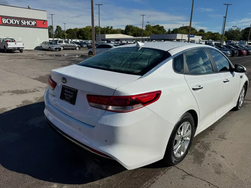 2018 Kia Optima LX photo 1