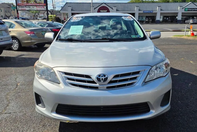 2013 Toyota Corolla LE photo 1