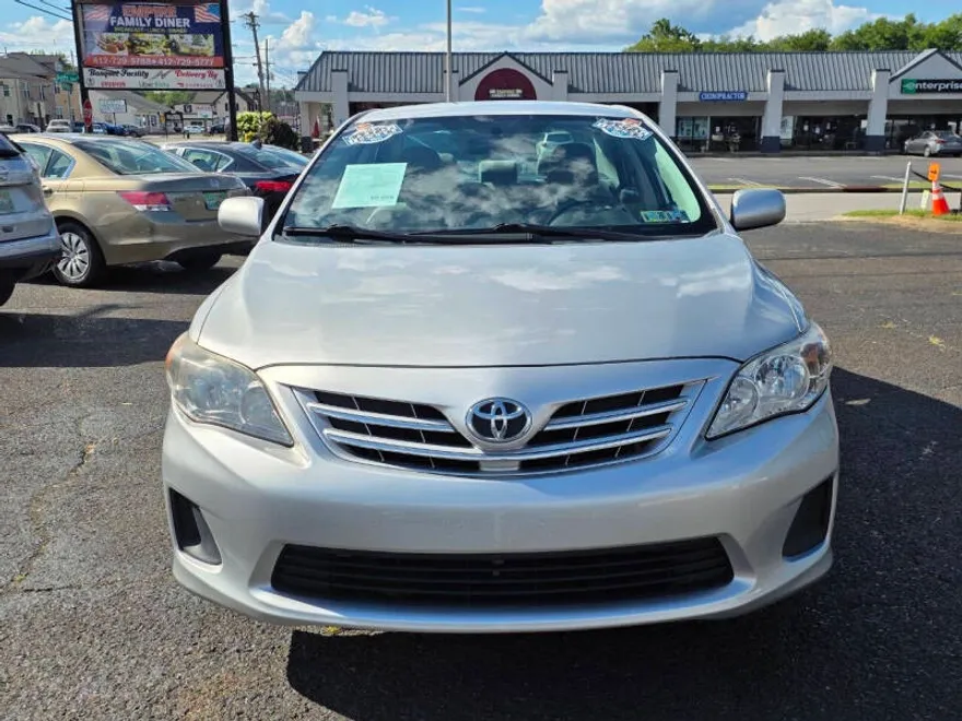 2013 Toyota Corolla LE photo 1