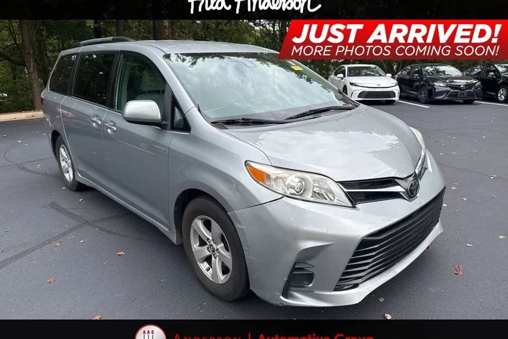 2019 Toyota Sienna LE photo 1