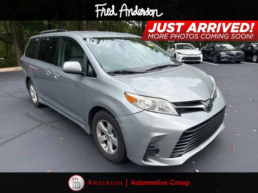 2019 Toyota Sienna LE photo 1