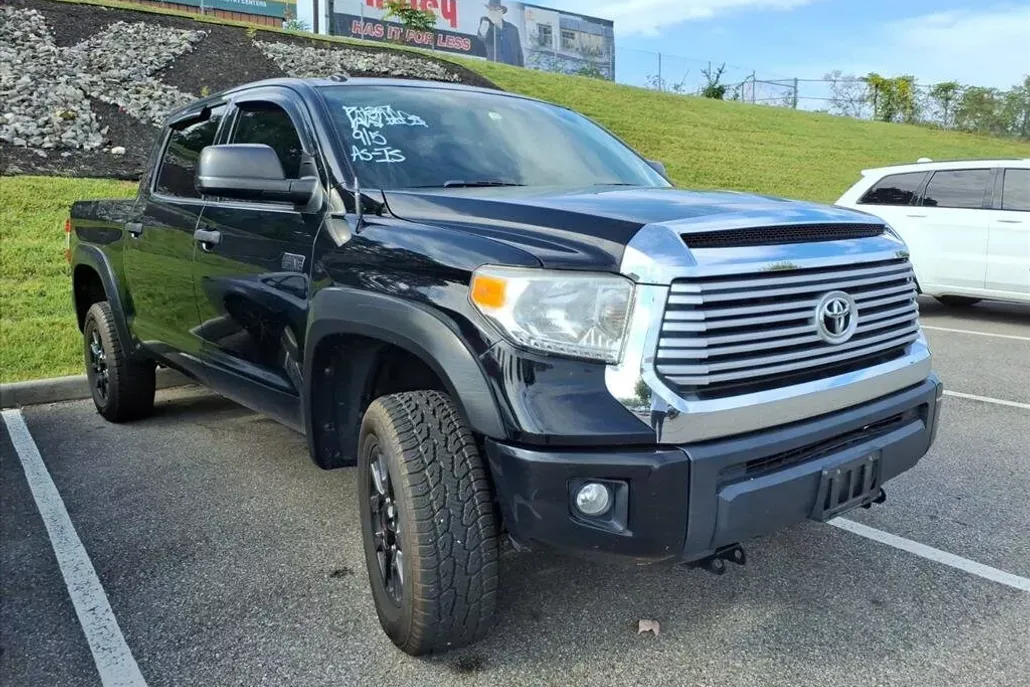2015 Toyota Tundra SR5 CrewMax photo 1