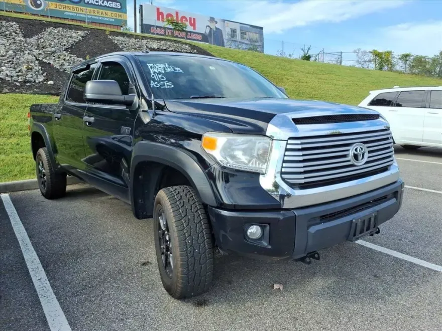 2015 Toyota Tundra SR5 CrewMax photo 1
