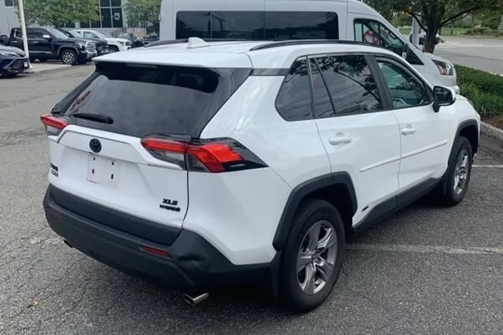 2022 Toyota RAV4 Hybrid XLE photo 1
