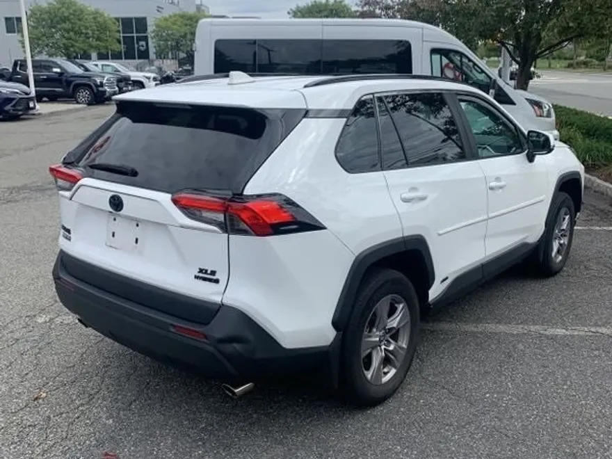 2022 Toyota RAV4 Hybrid XLE photo 1