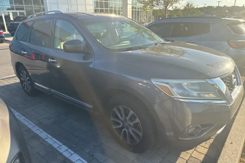 2013 Nissan Pathfinder SL photo 1