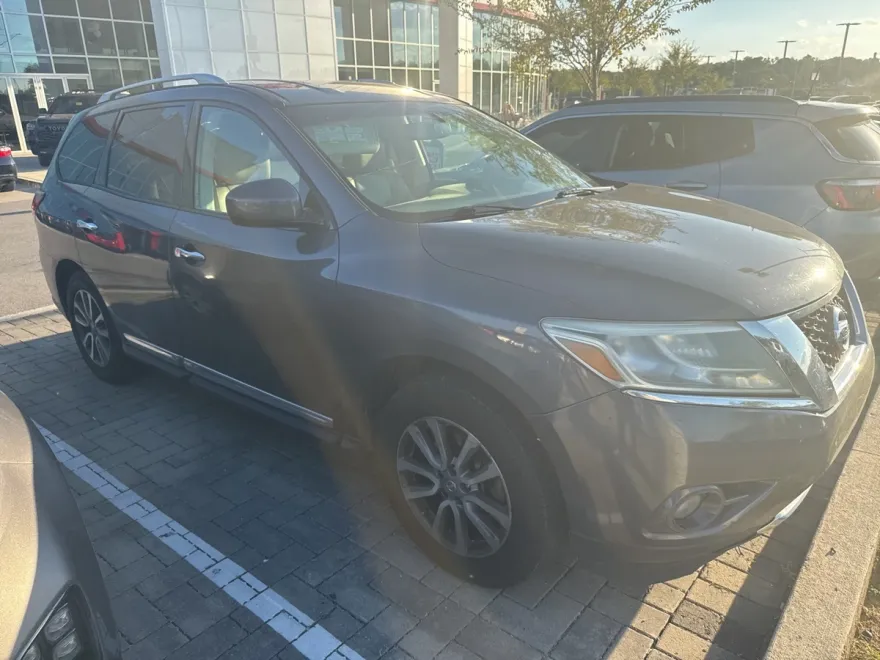 2013 Nissan Pathfinder SL photo 1