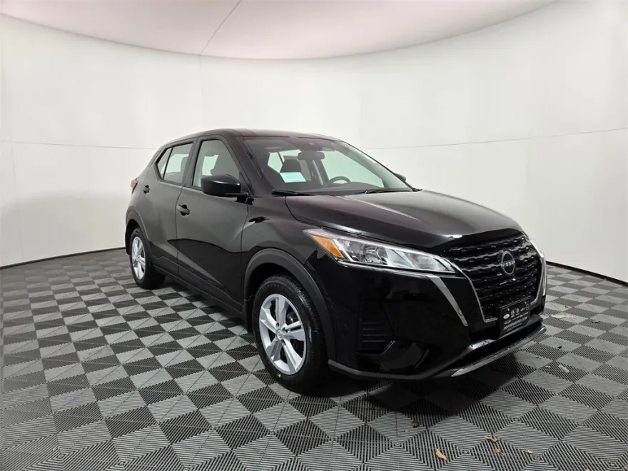 2025 Nissan Kicks Play S photo 1
