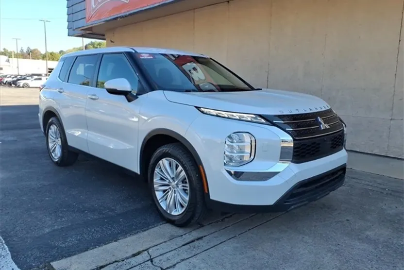 2023 Mitsubishi Outlander ES photo 1