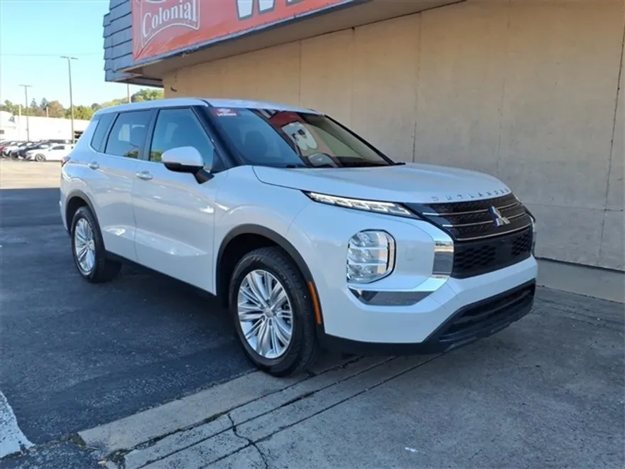 2023 Mitsubishi Outlander ES photo 1