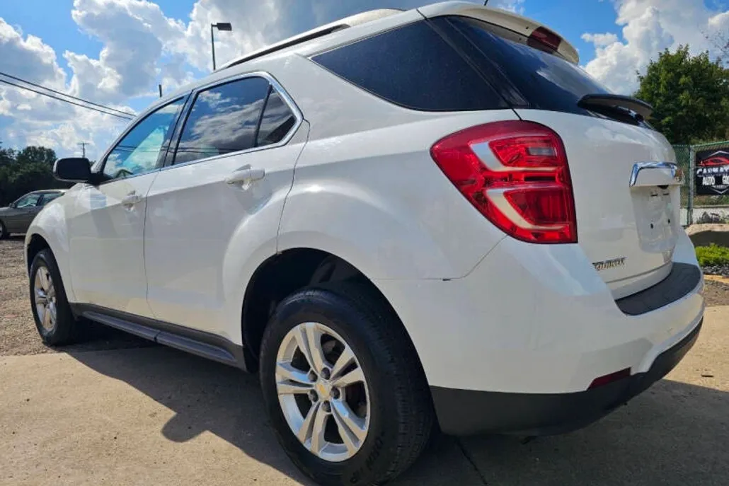 2017 Chevrolet Equinox LT photo 1