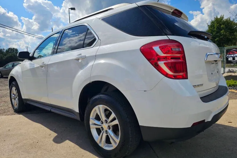 2017 Chevrolet Equinox LT photo 1