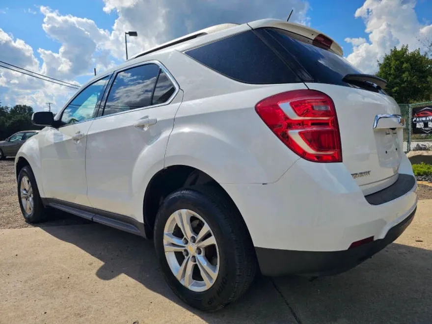2017 Chevrolet Equinox LT photo 1