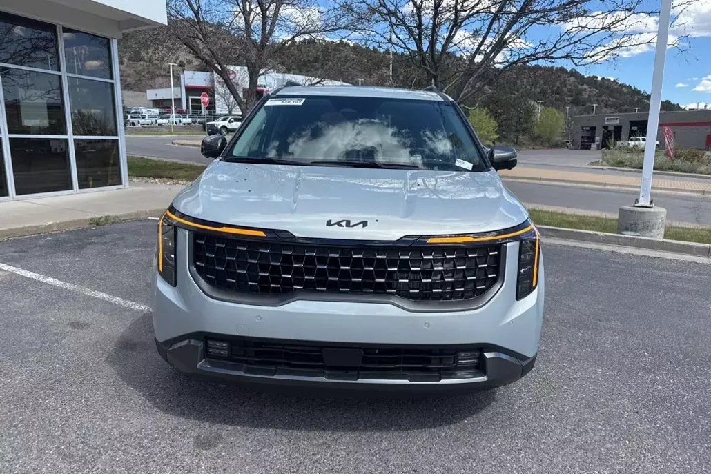 2025 Kia Carnival SX photo 1
