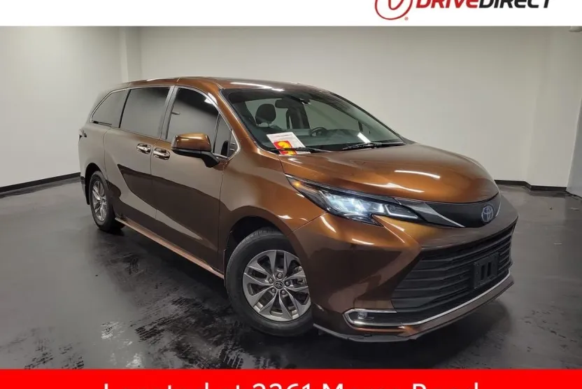 2021 Toyota Sienna XLE photo 1