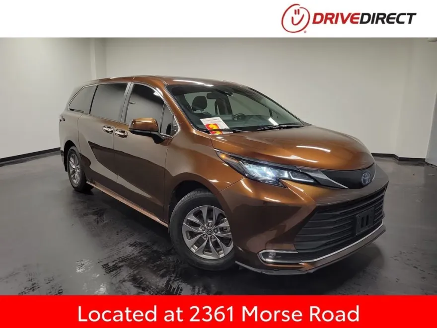 2021 Toyota Sienna XLE photo 1