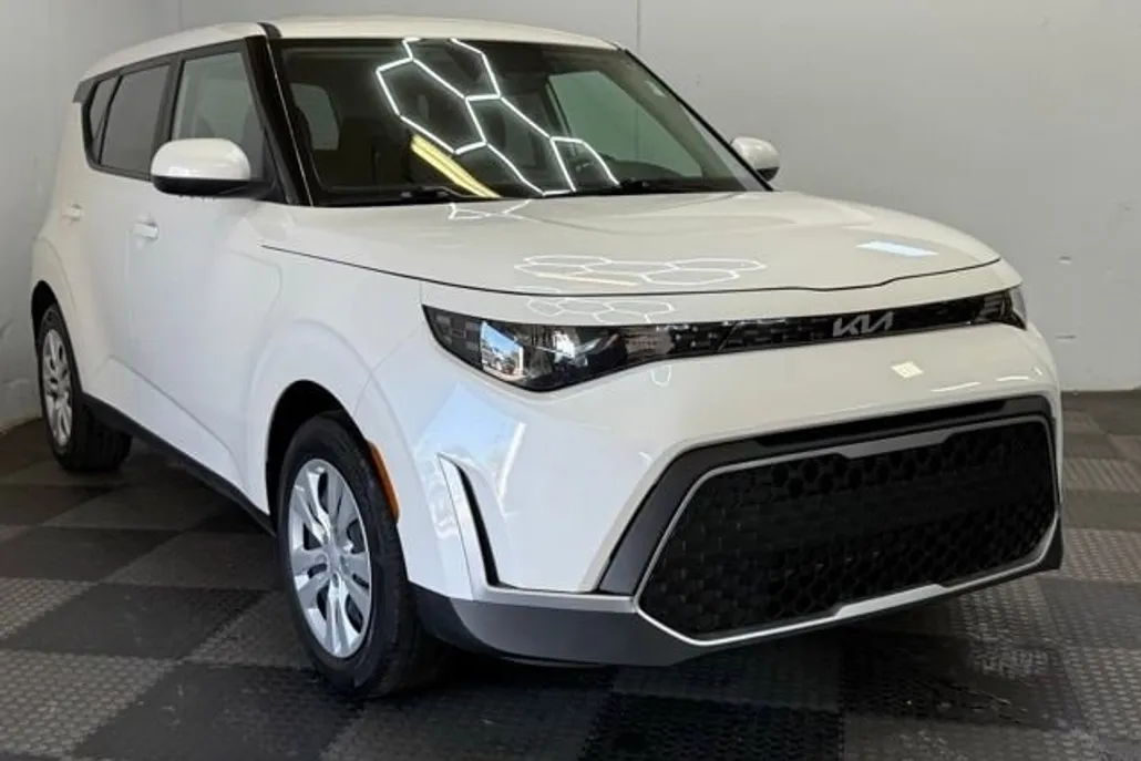 2023 Kia Soul LX photo 1