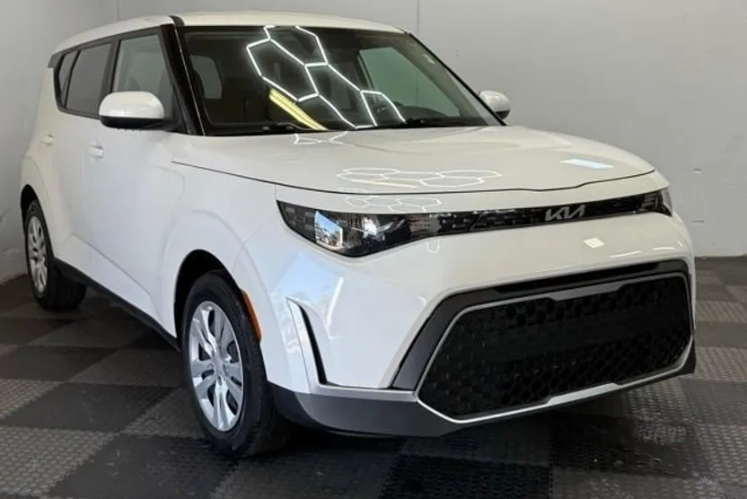 2023 Kia Soul LX photo 1