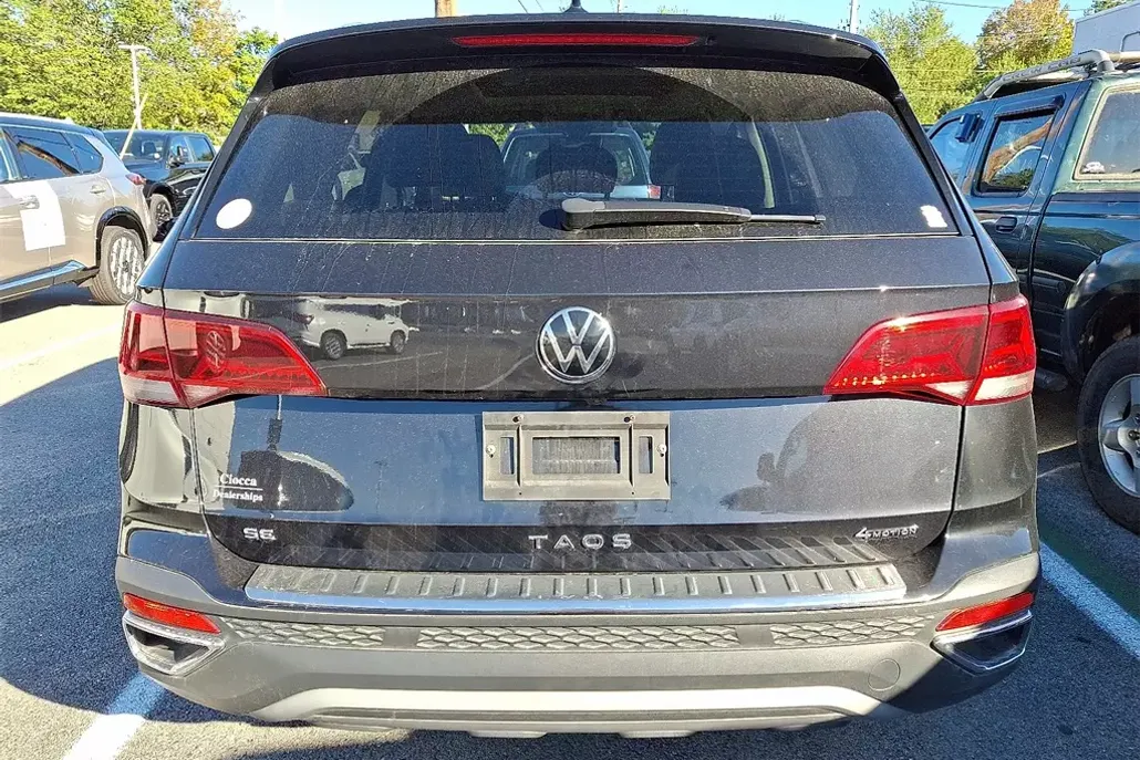 2023 Volkswagen Taos SE photo 1