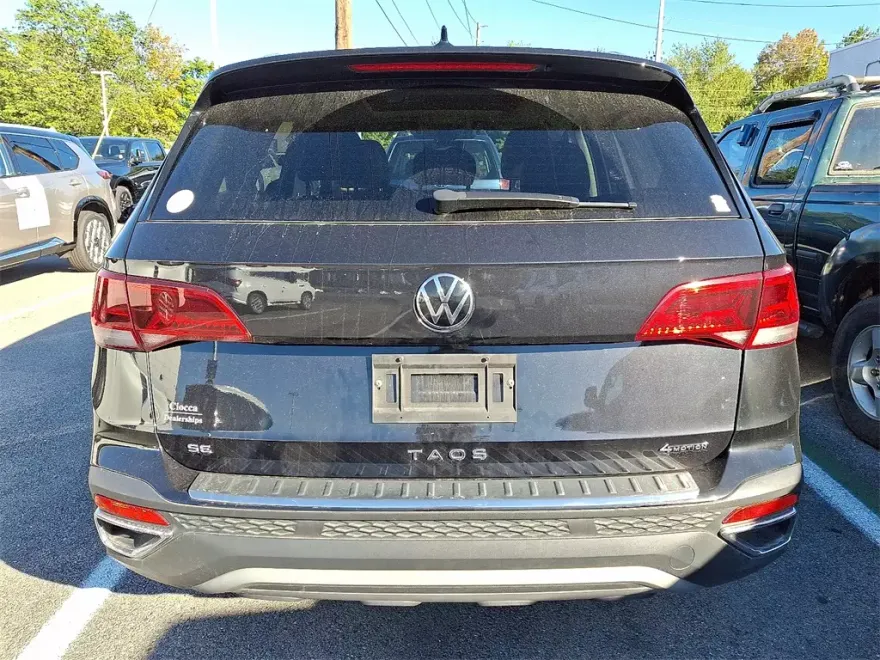 2023 Volkswagen Taos SE photo 1