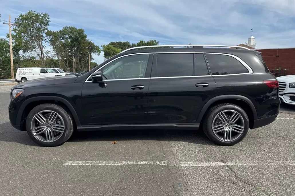 2026 Mercedes Benz GLS 450 4MATIC photo 1