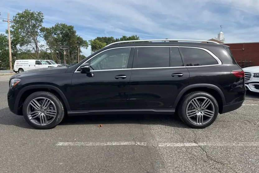 2026 Mercedes Benz GLS 450 4MATIC photo 1