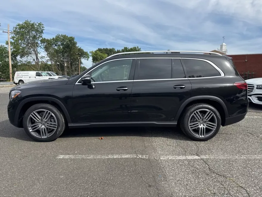 2026 Mercedes Benz GLS 450 4MATIC photo 1