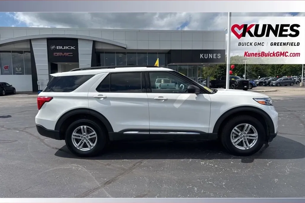 2022 Ford Explorer XLT photo 1