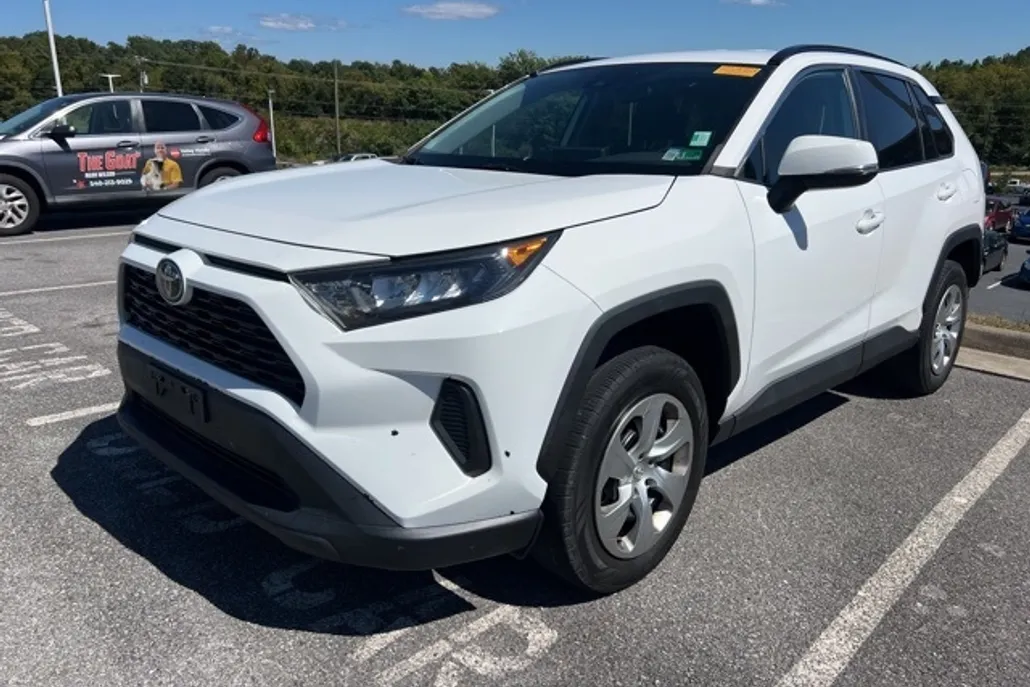 2021 Toyota RAV4 LE photo 1