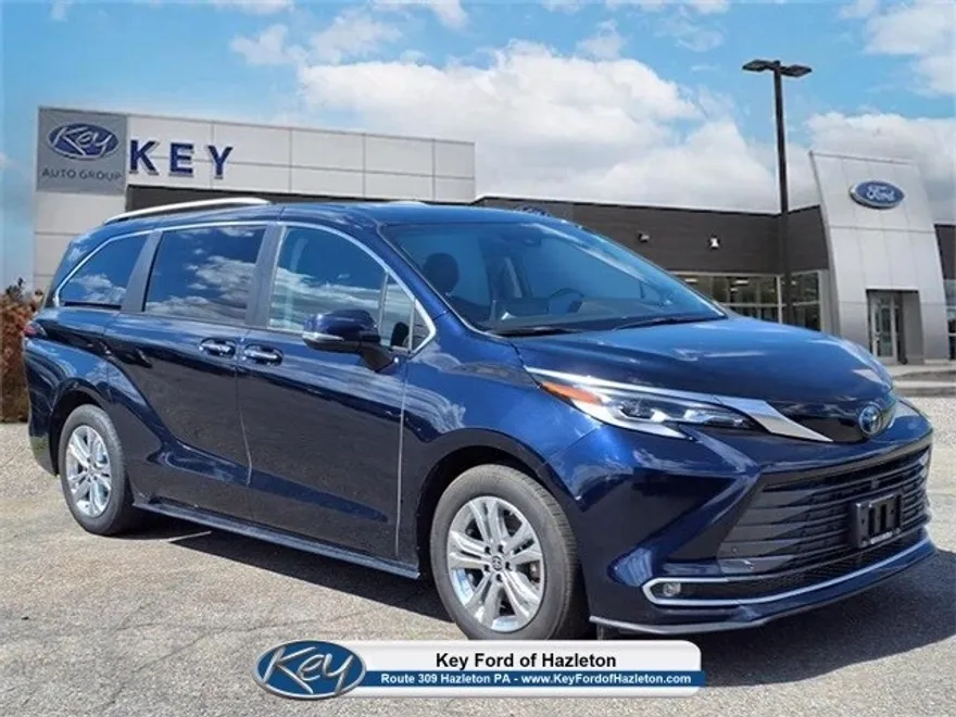 2023 Toyota Sienna Platinum photo 1