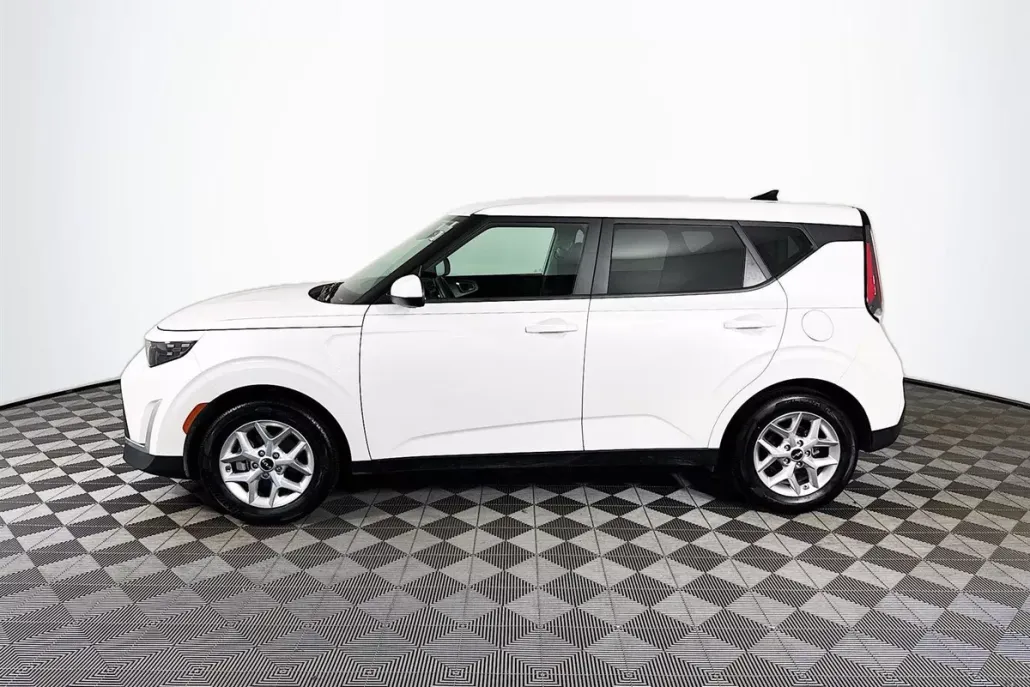 2023 Kia Soul LX photo 1