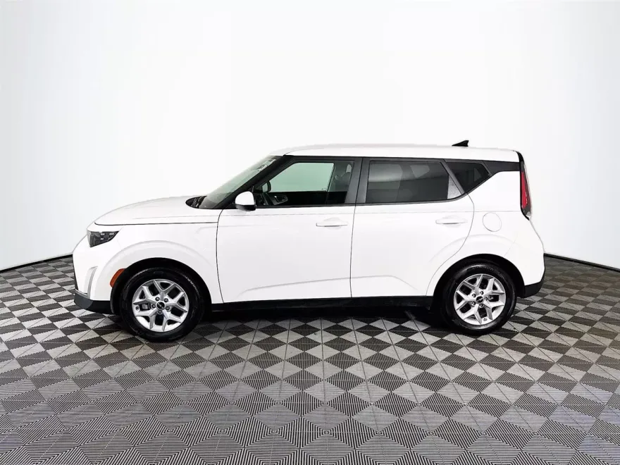 2023 Kia Soul LX photo 1