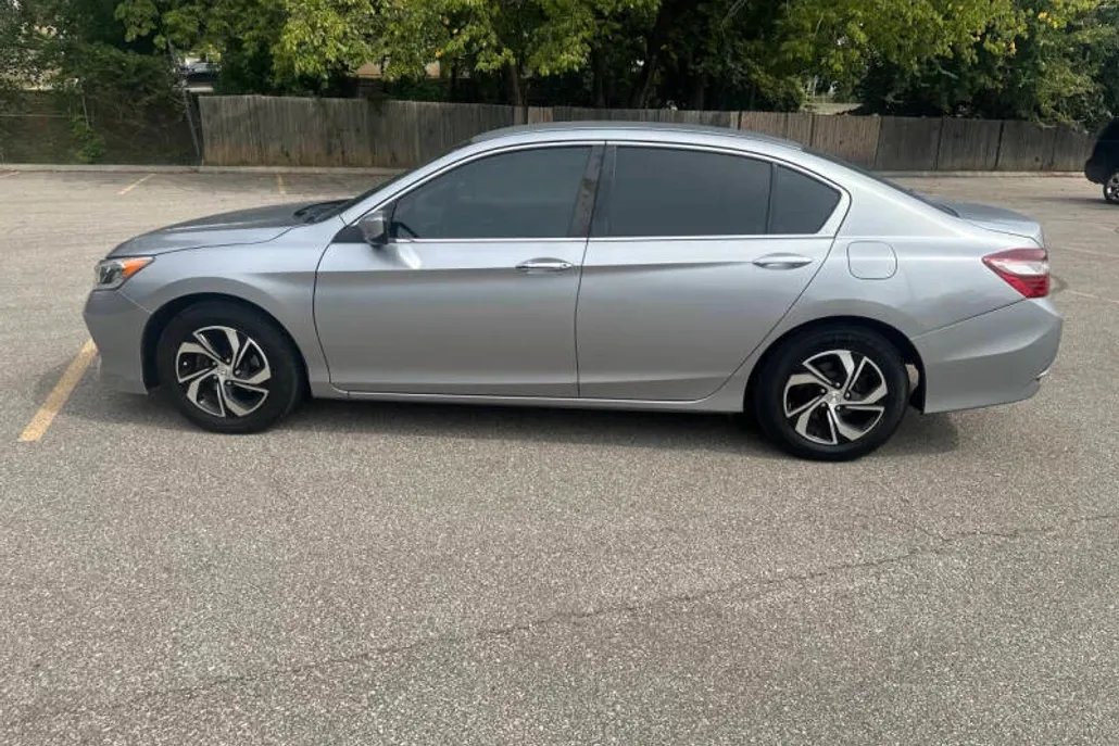 2017 Honda Accord LX photo 1