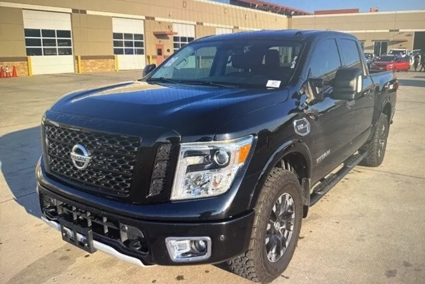 2017 Nissan Titan PRO-4X photo 1