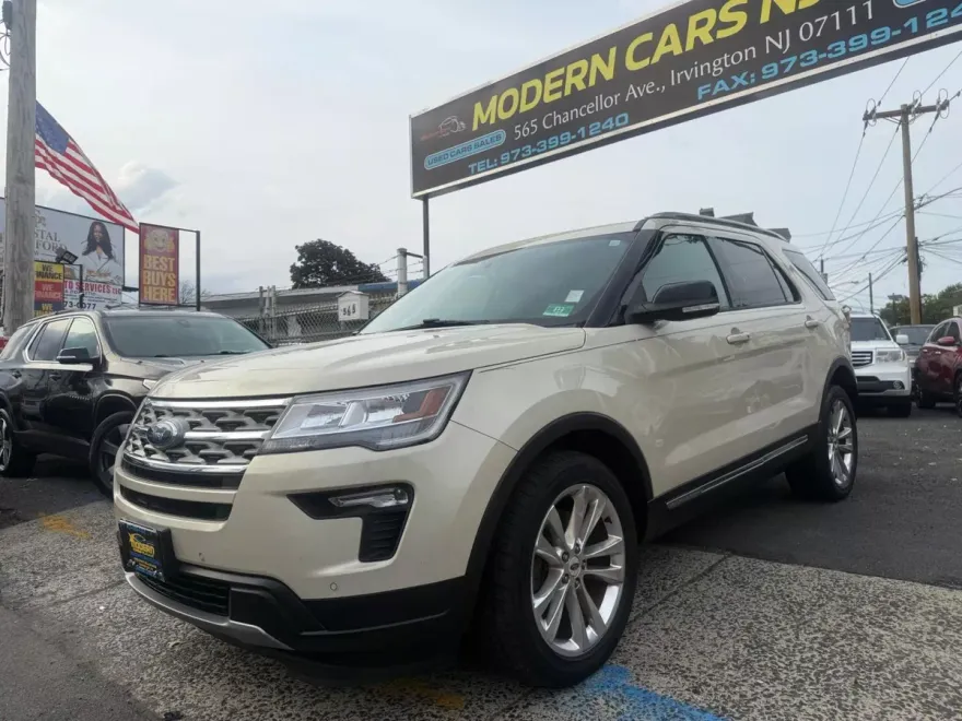 2018 Ford Explorer XLT Sport photo 1