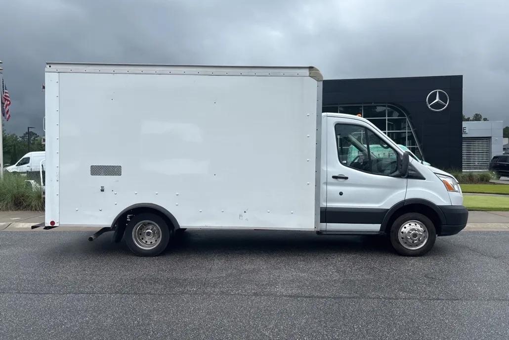 2019 Ford Transit Cutaway photo 1