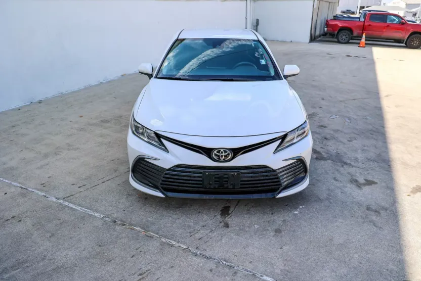 2021 Toyota Camry LE photo 1