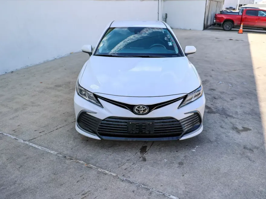 2021 Toyota Camry LE photo 1